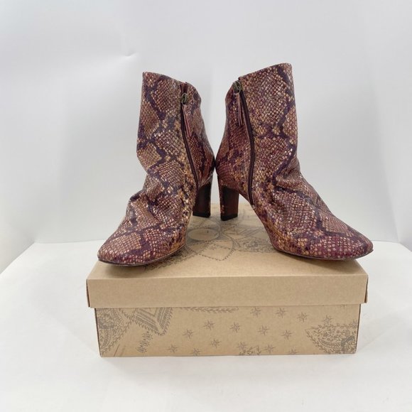 Free People Cybill Boots Ankle Wine Snake Size 39 / 8.5 NEW - Picture 2 of 12